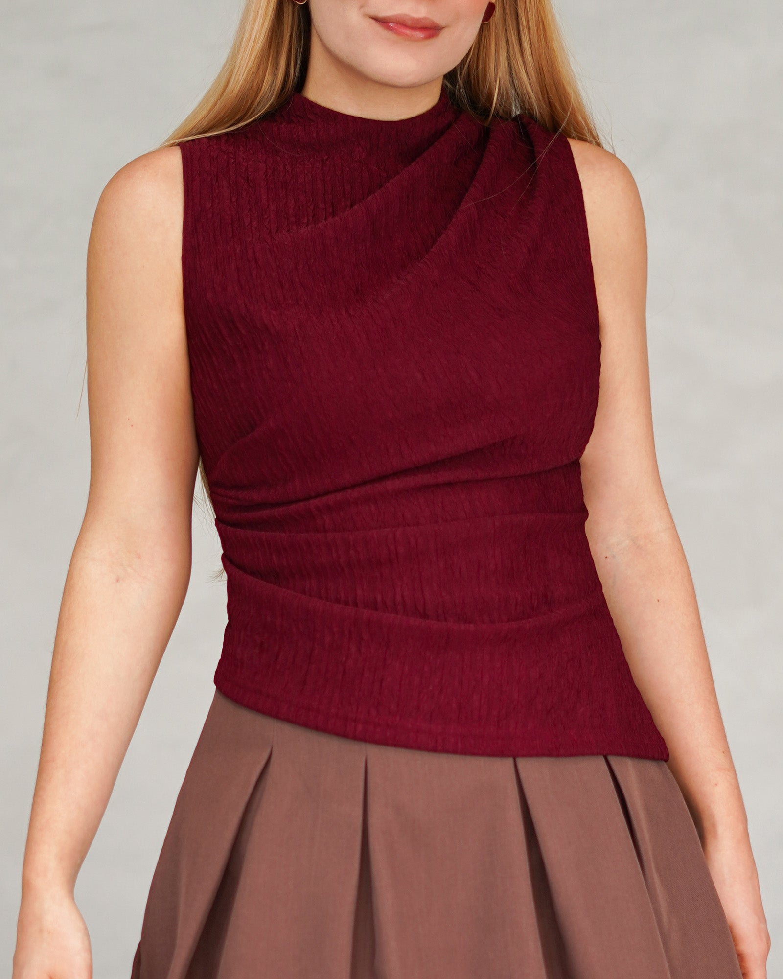 Blusa corte alto asimetrica con textura