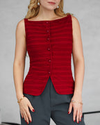 una mujer con una blusa corte recto con textura y botones de perla vinotinto