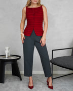 una mujer con una blusa corte recto con textura y botones de perla vinotinto y pantalon gris oscuro