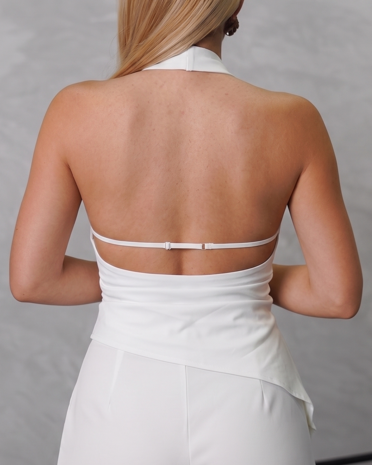 Blusa cuello bobo de espalda escotada con una tira