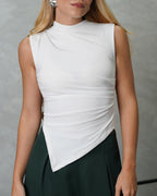 una mujer con blusa de corte bajo en v blanca