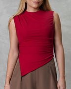 una mujer con blusa de corte bajo en v vinotinto