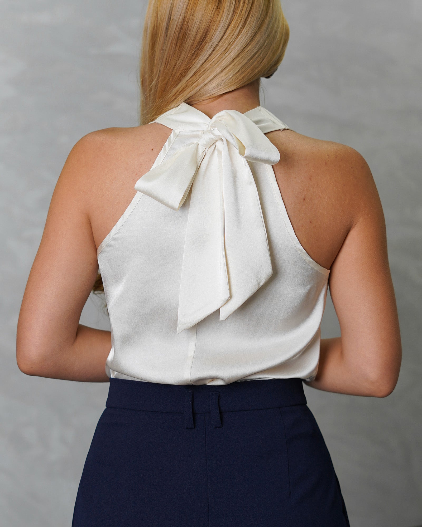 Blusa de seda cuello bobo lazo atrás