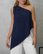 mujer de cerca con blusa holgada asimetrica azul marino