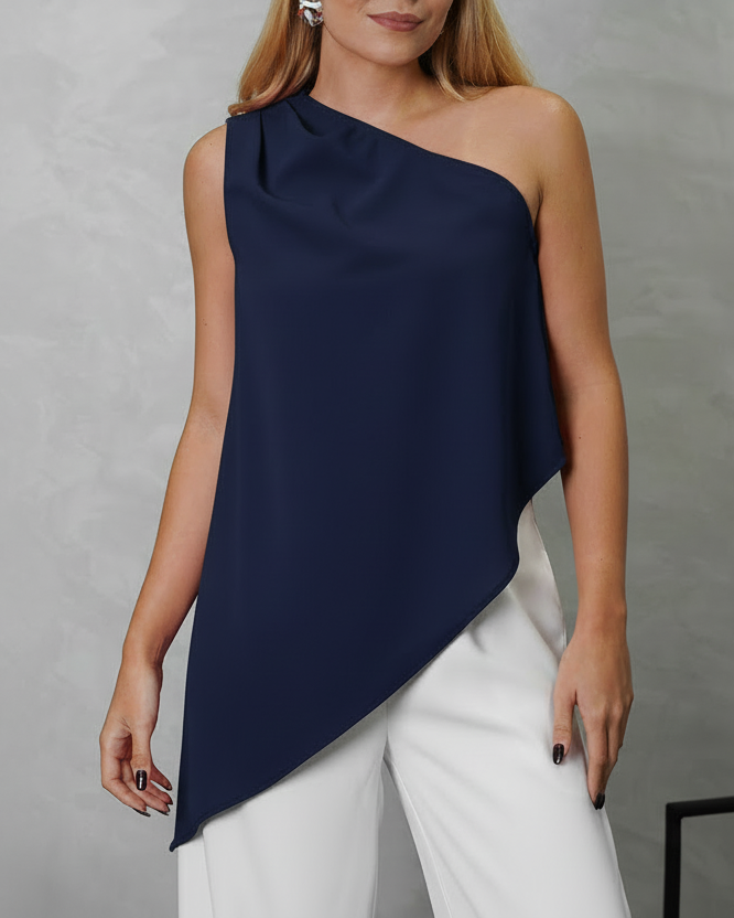 mujer de cerca con blusa holgada asimetrica azul marino