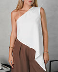 mujer de cerca con blusa holgada asimetrica blanca