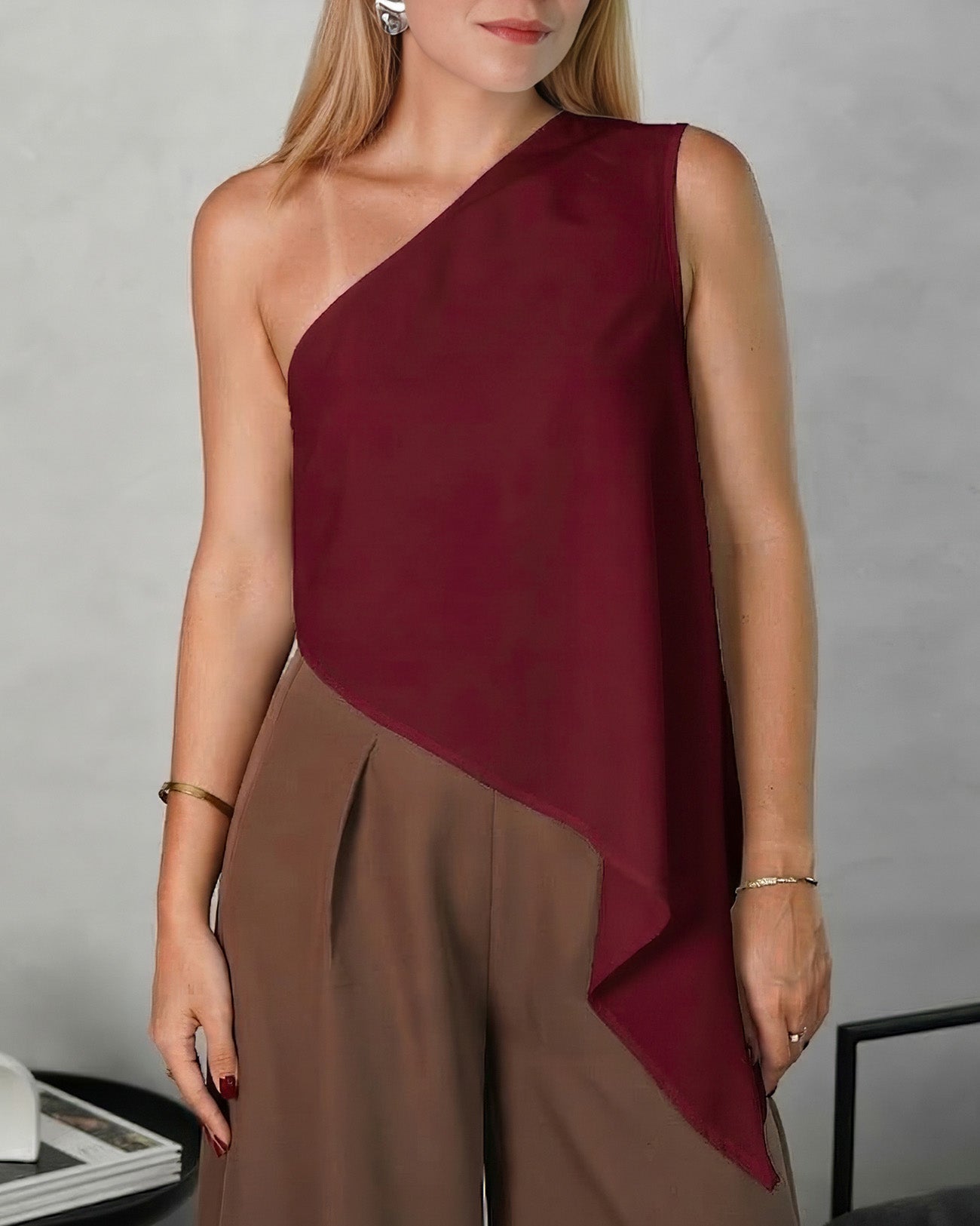 mujer de cerca con blusa holgada asimetrica vinotinto