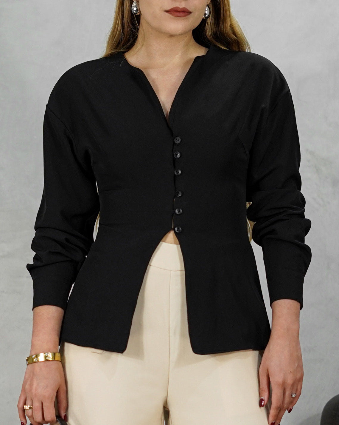 Blusa manga larga con botones abierta