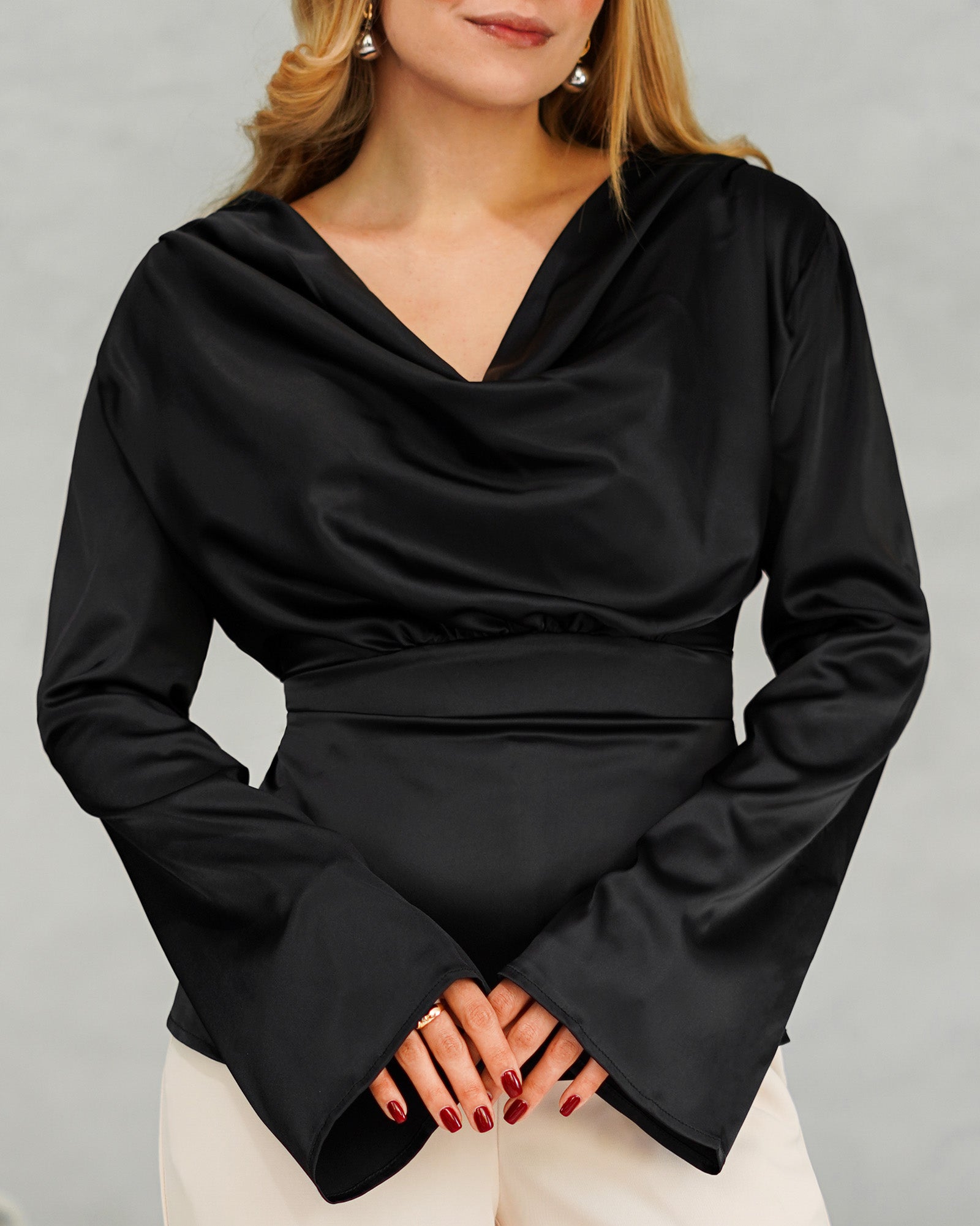 una mujer blusa manga larga cuello bobo negro