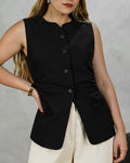 Blusa sin mangas de botones abierta