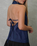 una mujer con blusa sin mangas de dos tiras atras azul marino