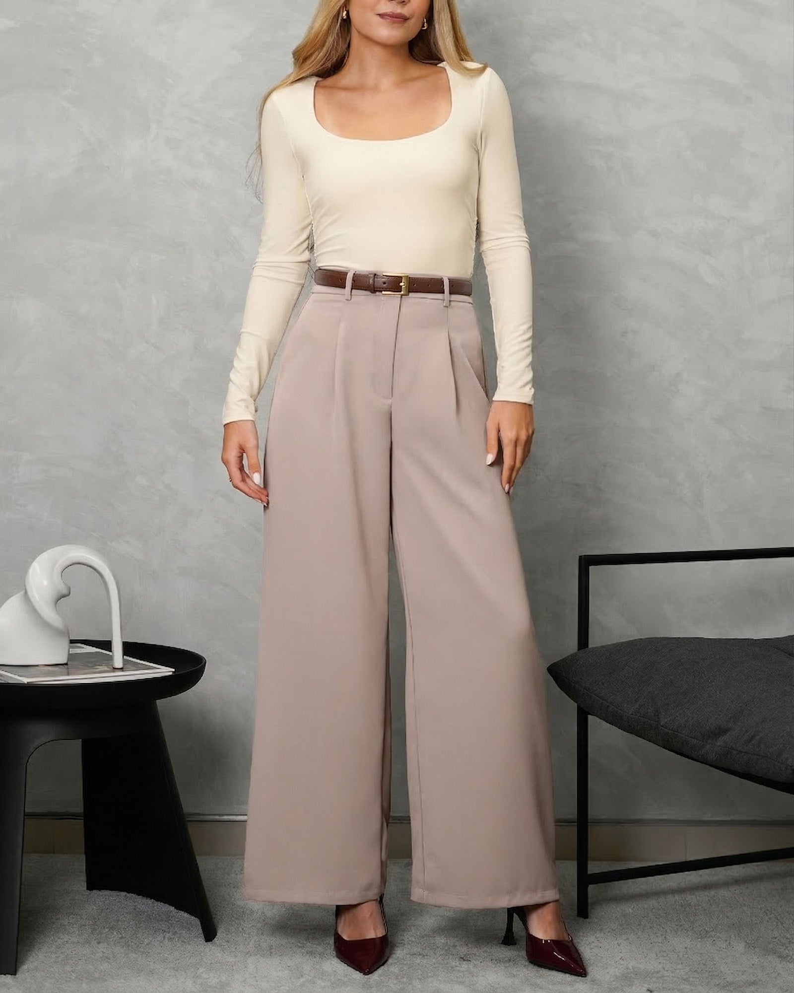 una mujer con un body manga larga cuello cuadrado vainilla y pantalon beige claro