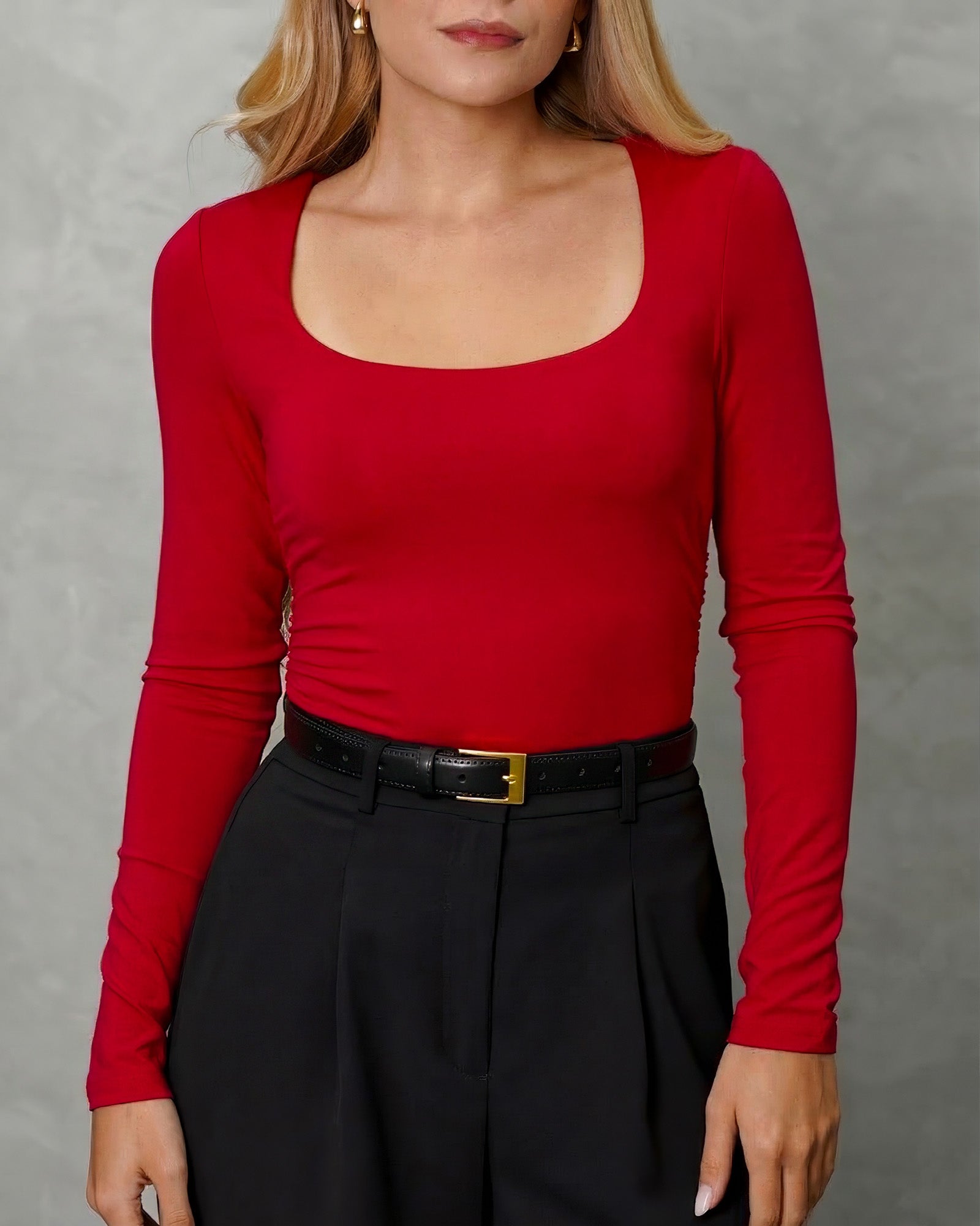 una mujer con un body manga larga cuello cuadrado rojo 