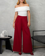 una mujer con un Body off shoulder blanco y pantalon vinotinto