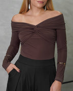 una mujer con un body off shoulder manga larga entrelazado marron 
