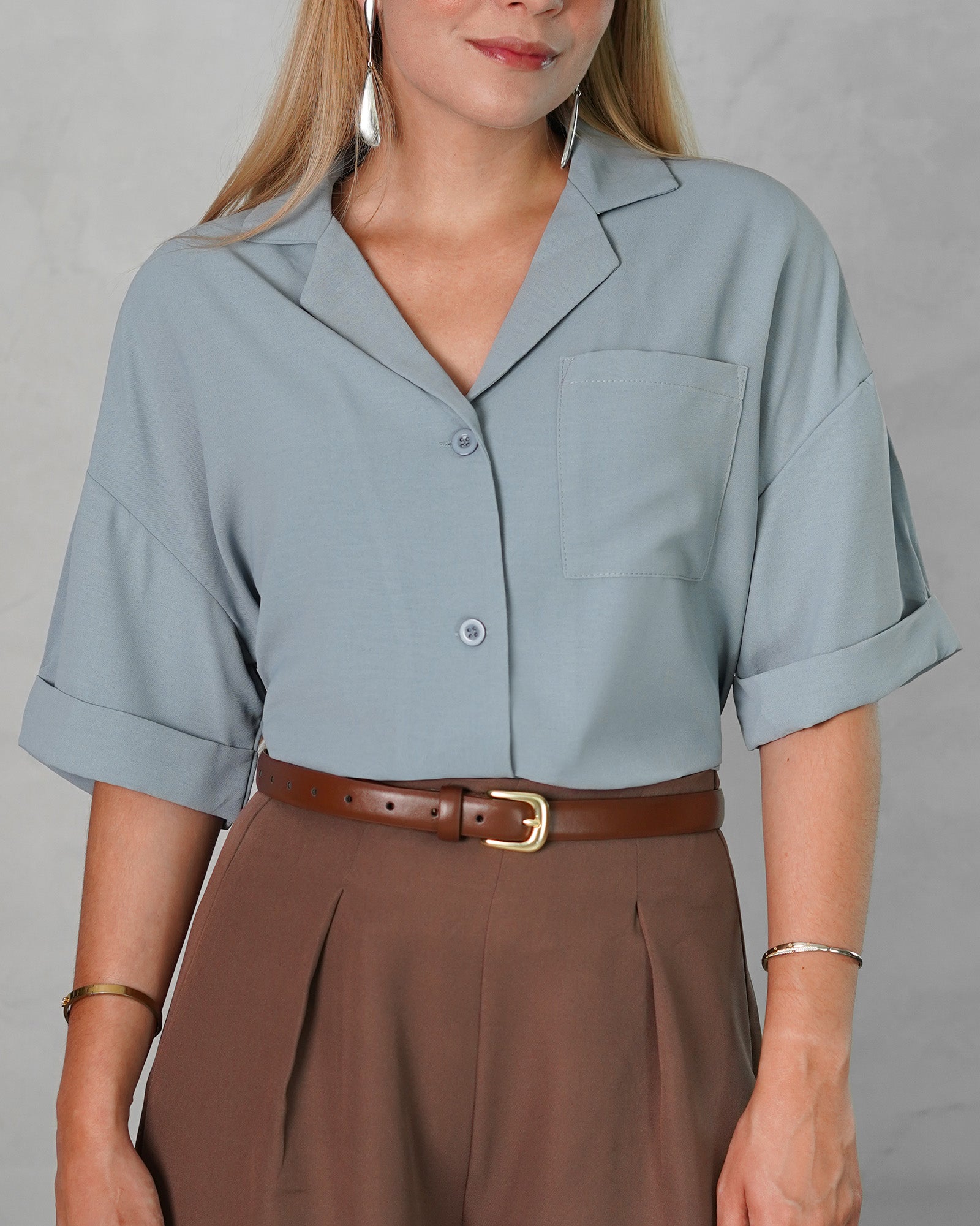 una mujer con Camisa manga 3/4 Azul Claro