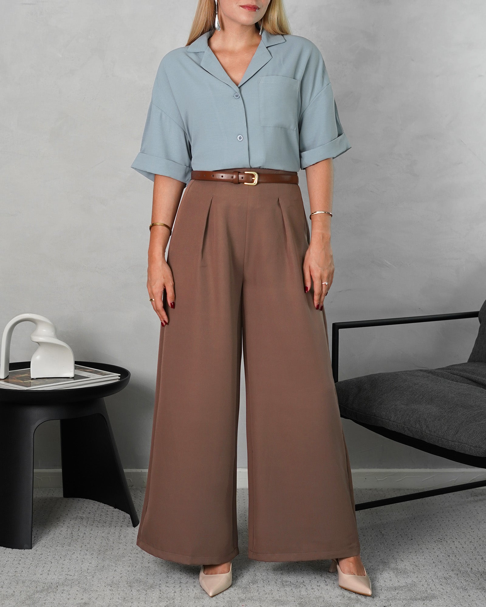 una mujer con Camisa manga 3/4 Azul Claro y pantalon marron