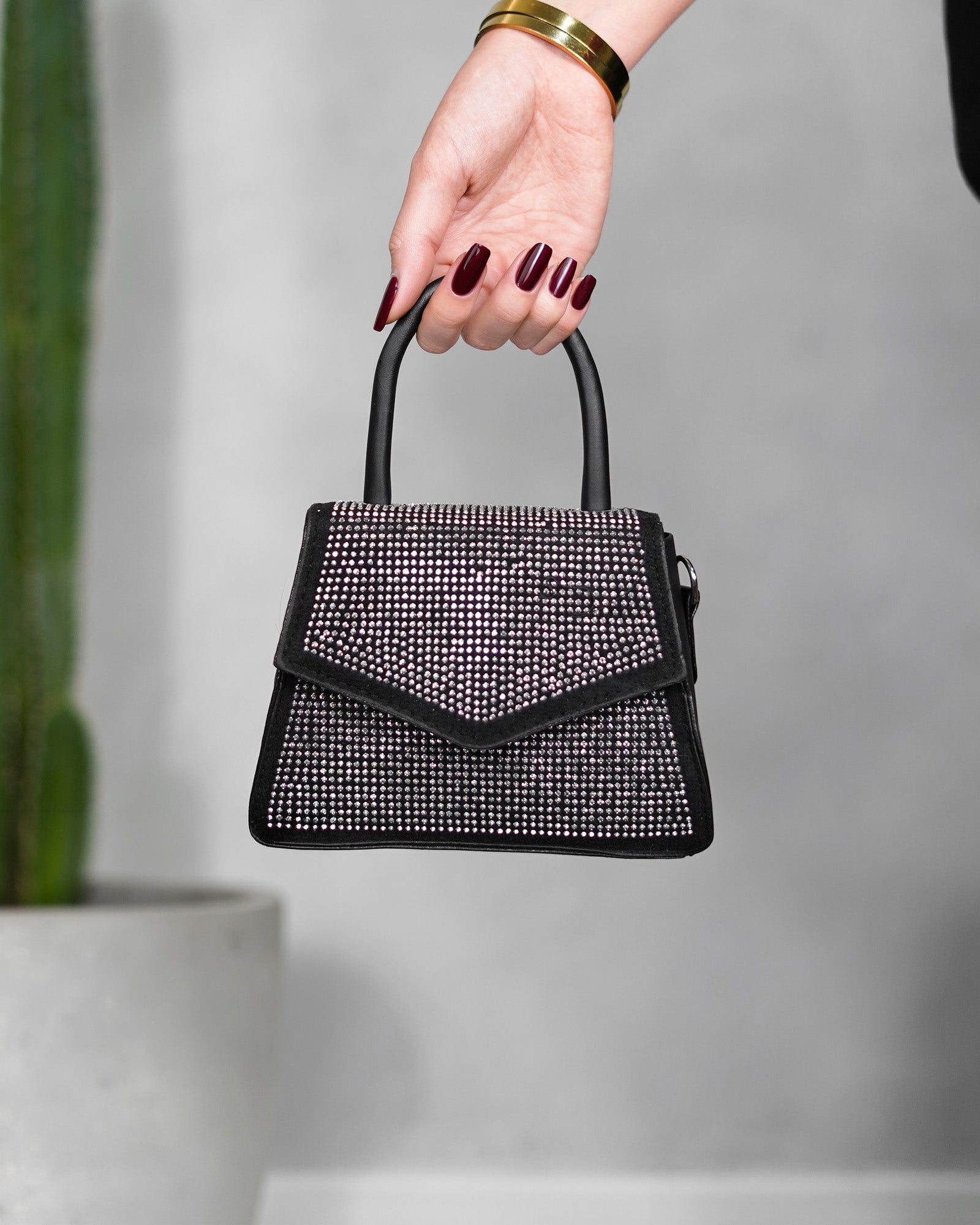 Cartera con pedrería plateada y solapa tipo sobre