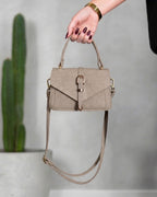 Cartera con solapa tipo sobre y hebilla central metalizada