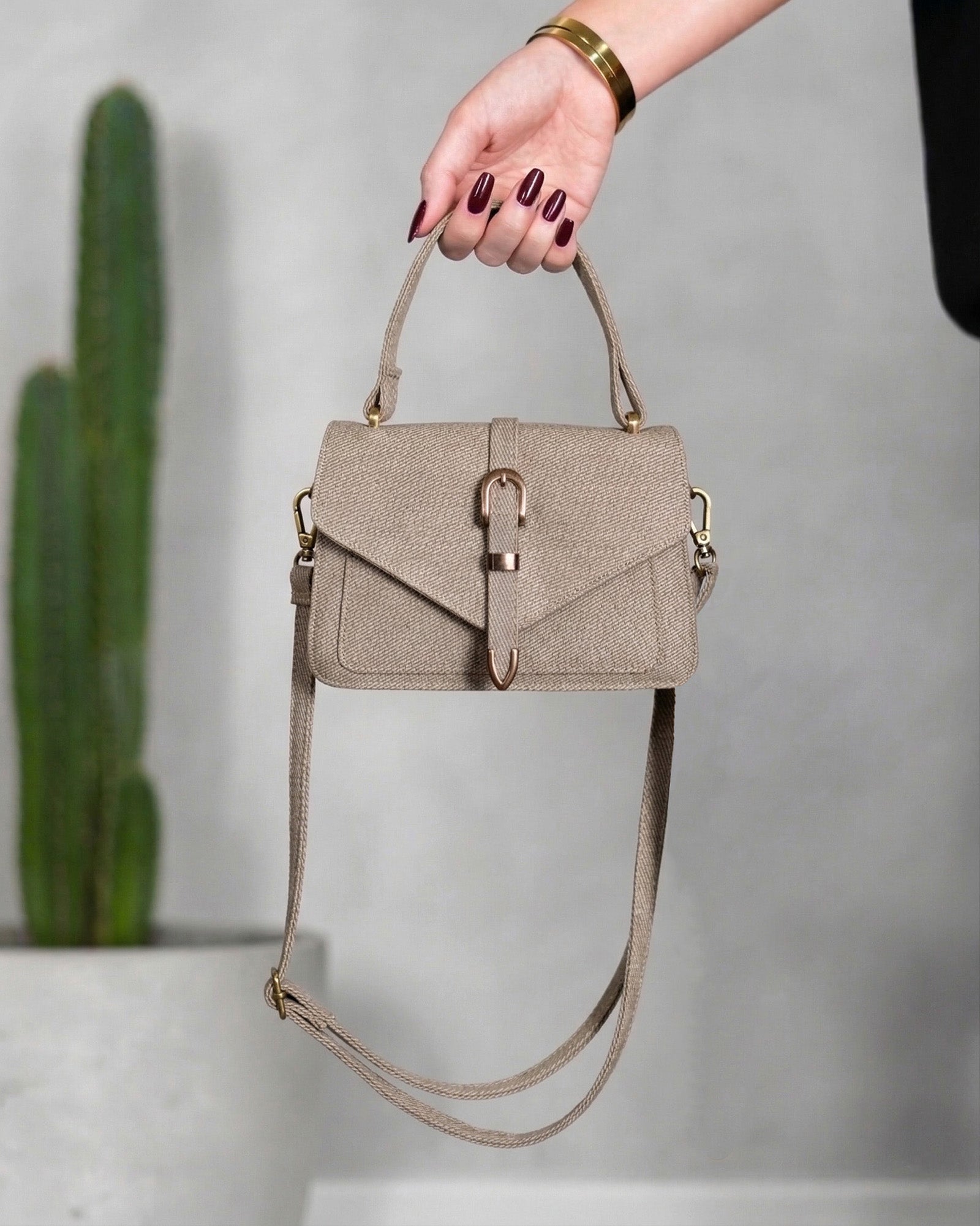 Cartera con solapa tipo sobre y hebilla central metalizada