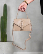 Cartera con solapa tipo sobre y hebilla central metalizada