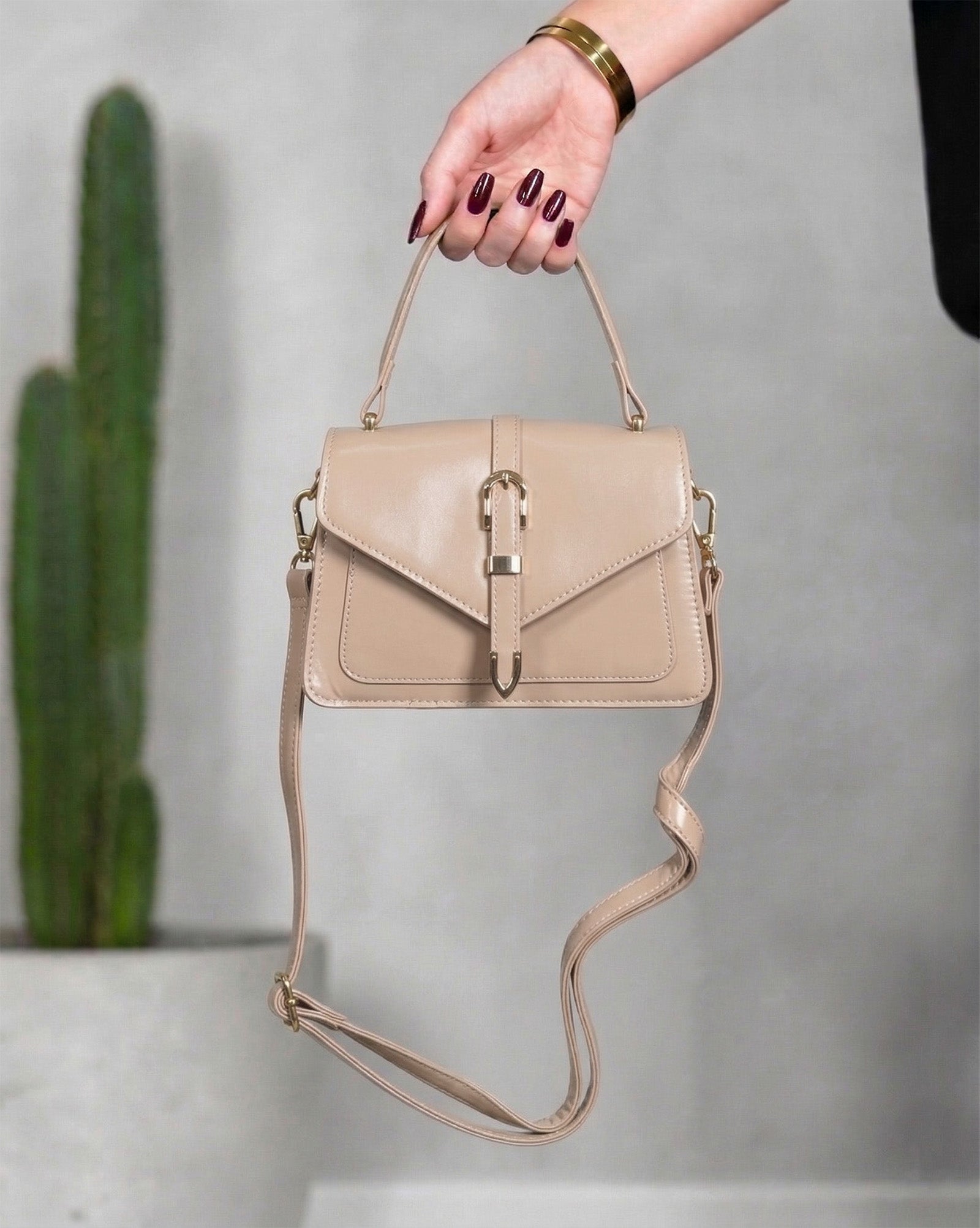 Cartera con solapa tipo sobre y hebilla central metalizada