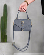 Cartera con solapa tipo sobre y hebilla central metalizada