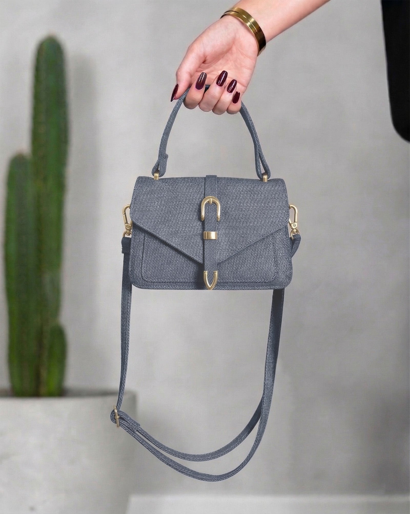 Cartera con solapa tipo sobre y hebilla central metalizada