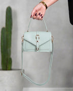 Cartera con solapa tipo sobre y hebilla central metalizada