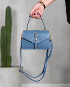 Cartera con solapa tipo sobre y hebilla central metalizada