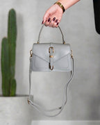 Cartera con solapa tipo sobre y hebilla central metalizada