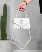 Cartera con solapa tipo sobre y hebilla central metalizada