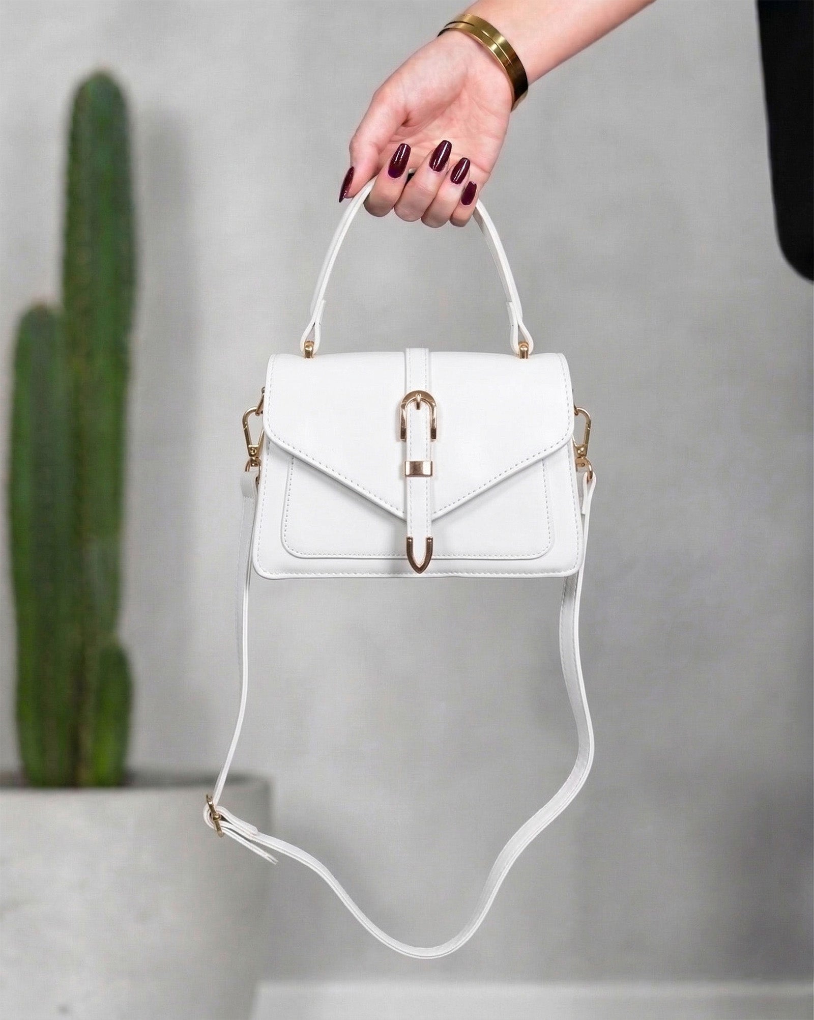 Cartera con solapa tipo sobre y hebilla central metalizada