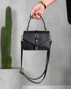 Cartera con solapa tipo sobre y hebilla central metalizada