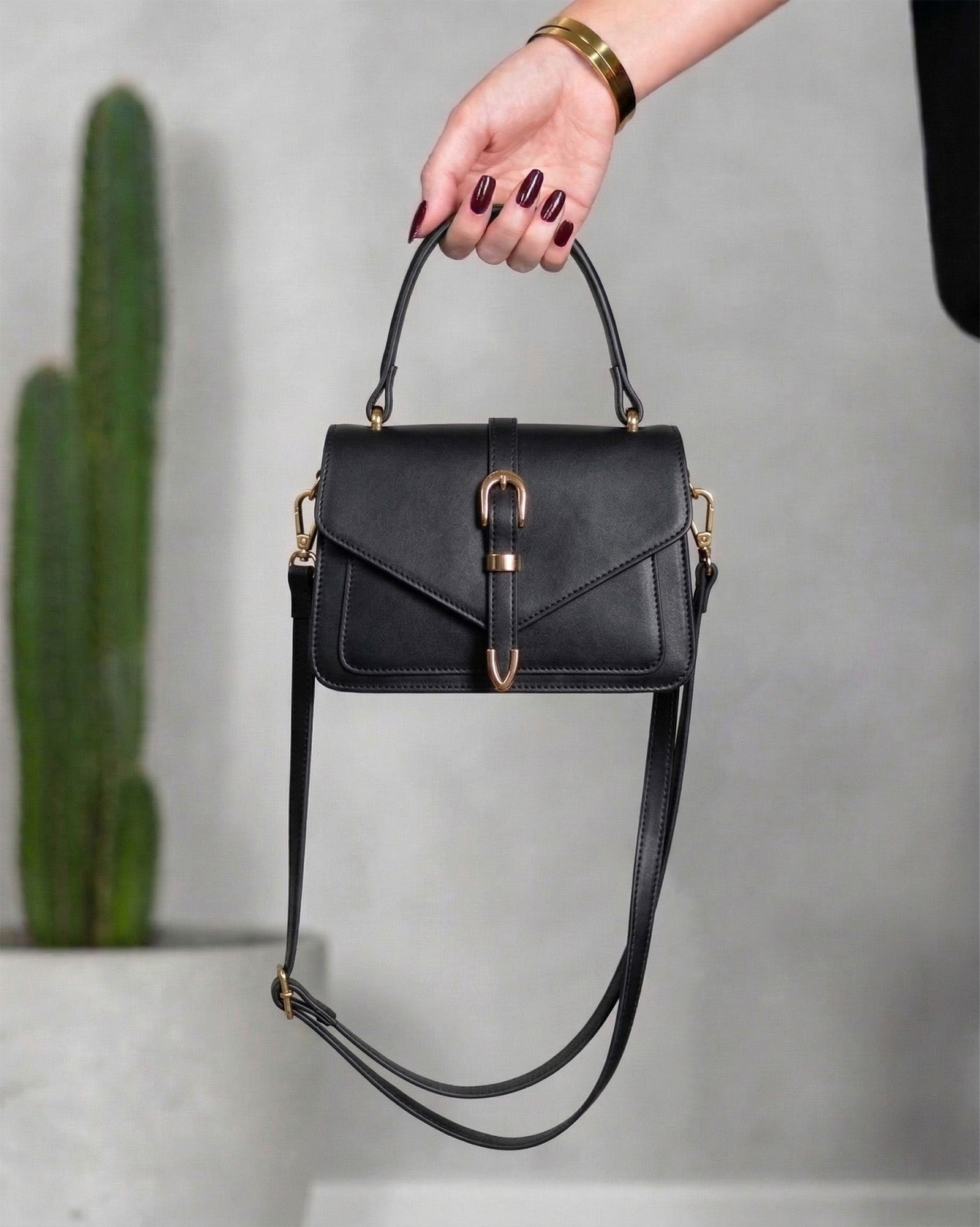 Cartera con solapa tipo sobre y hebilla central metalizada