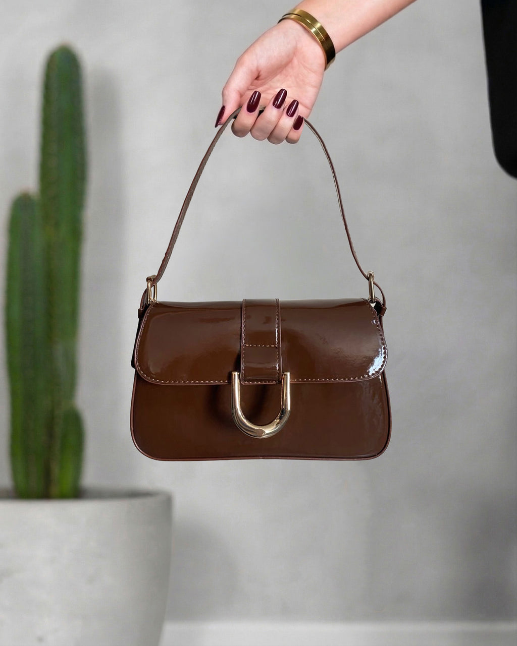 Cartera rectangular con herraje central en forma de U