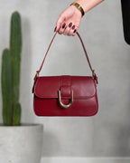 Cartera rectangular con herraje central en forma de U