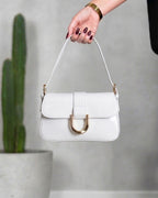 Cartera rectangular con herraje central en forma de U