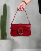 Cartera rectangular con herraje central en forma de U