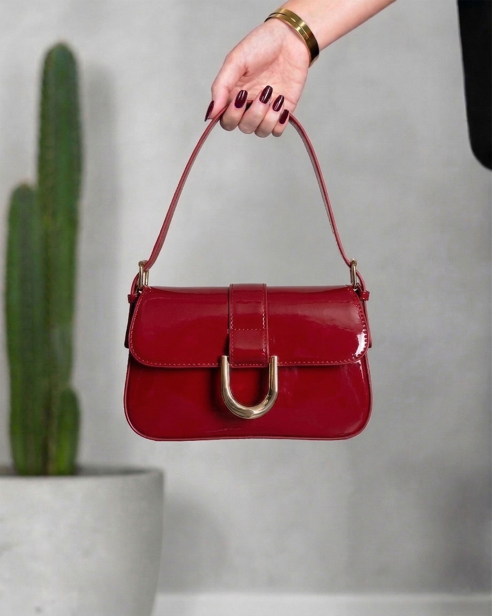 Cartera rectangular con herraje central en forma de U