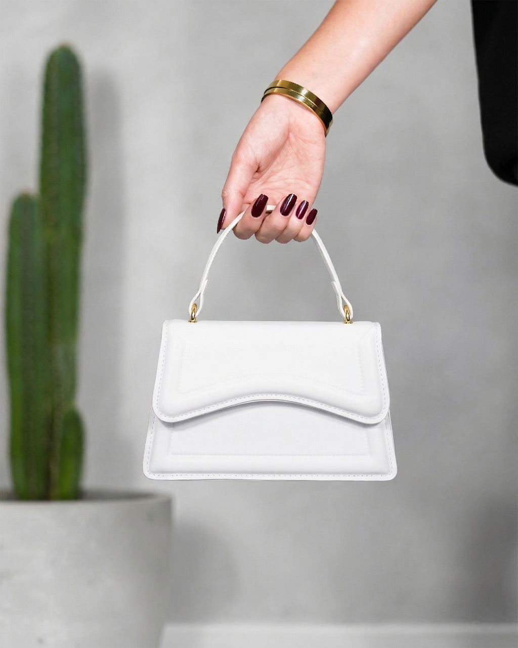 Cartera rectangular con solapa curva de borde con relieve