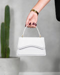 Cartera rectangular con solapa curva de borde con relieve