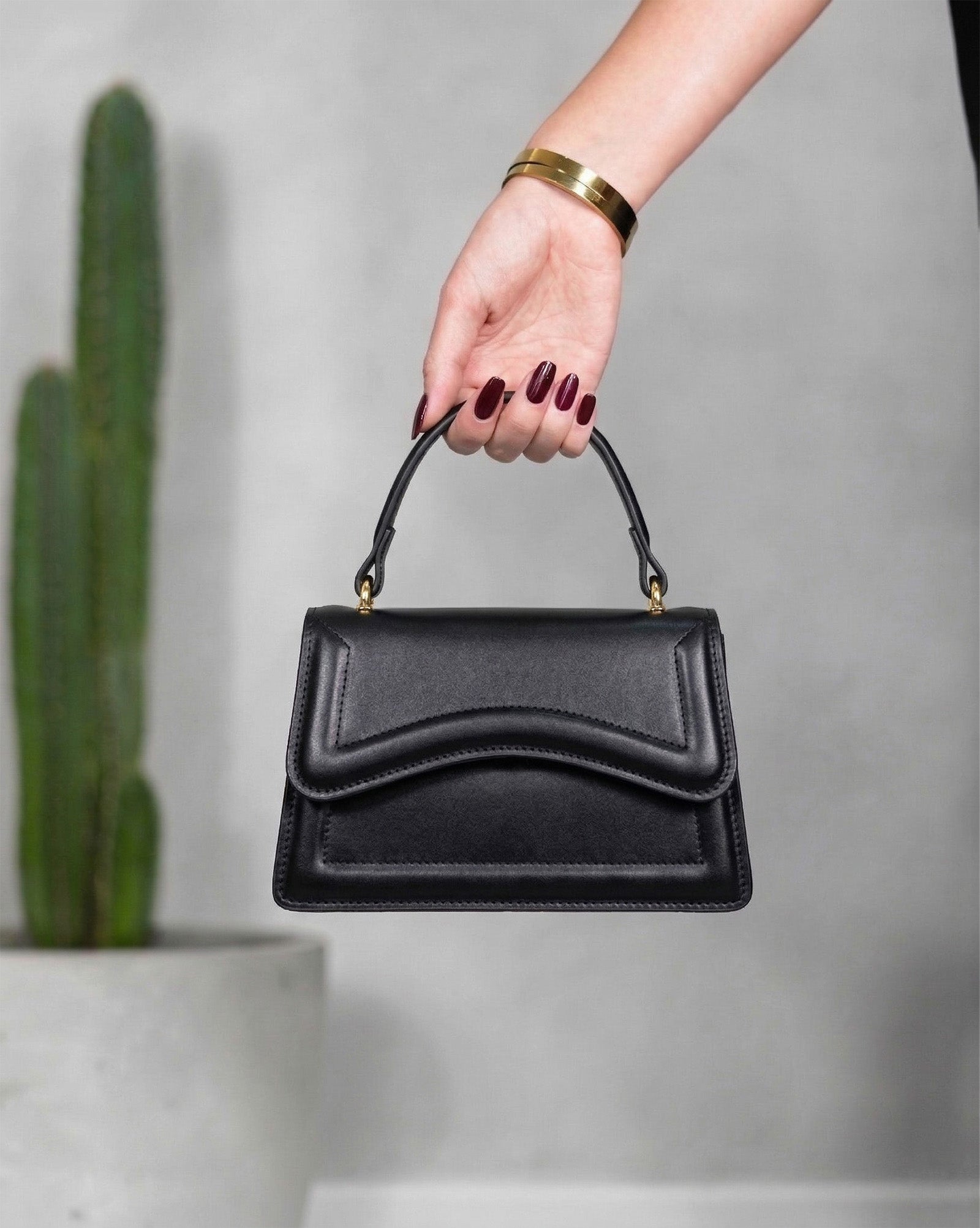 Cartera rectangular con solapa curva de borde con relieve