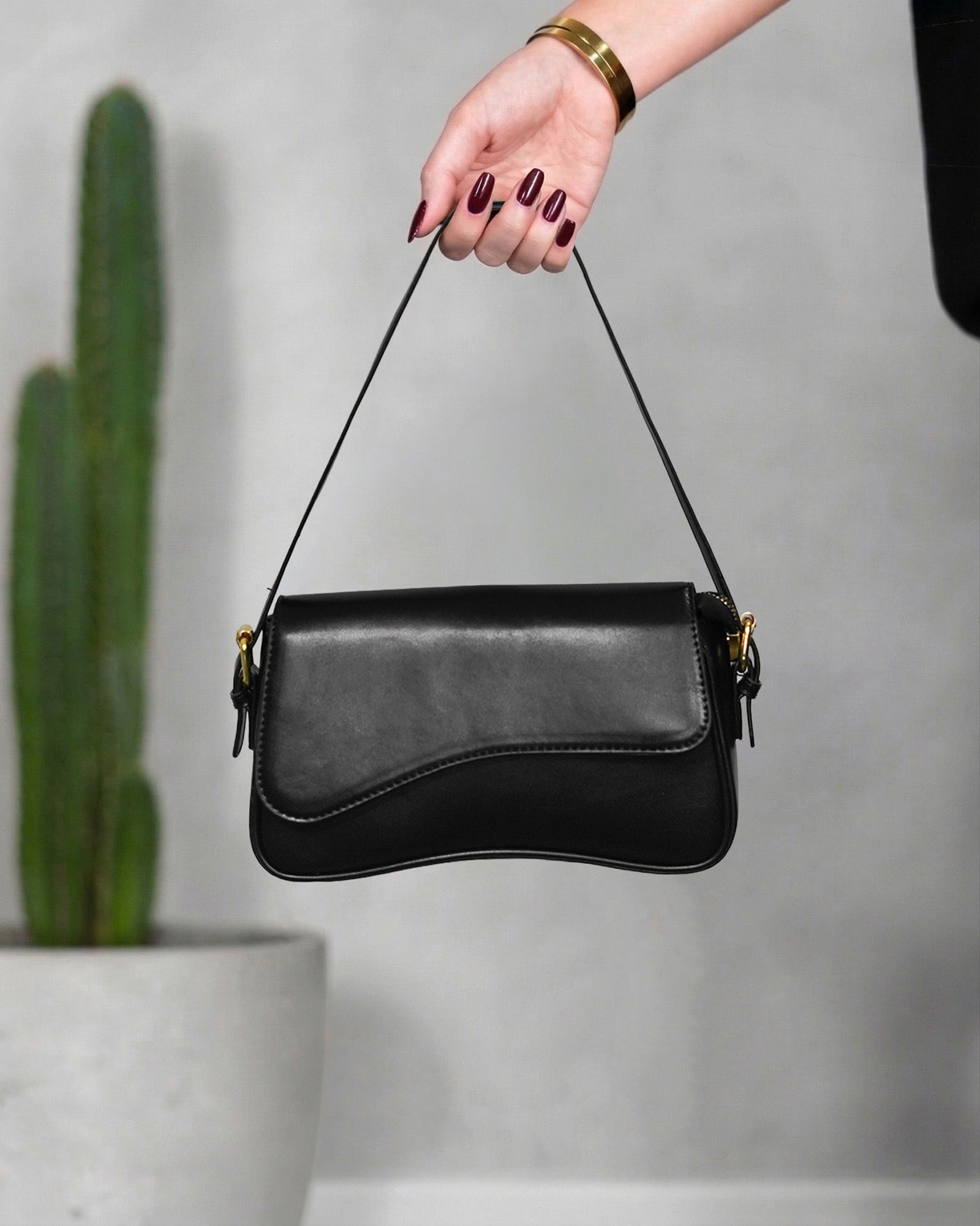 Cartera con solapa lisa asimétrica curva