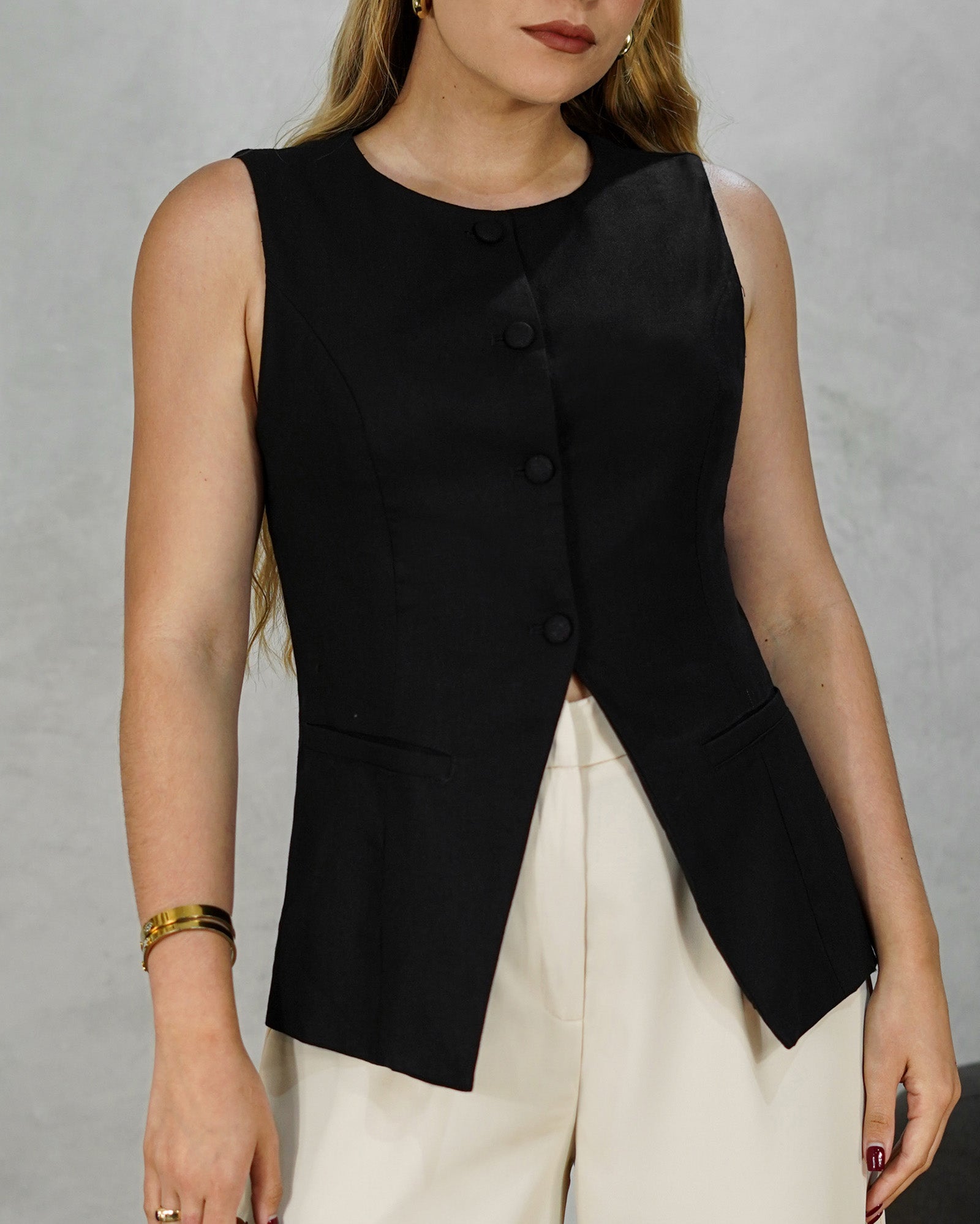 Chaleco corte alto abierto en v invertida