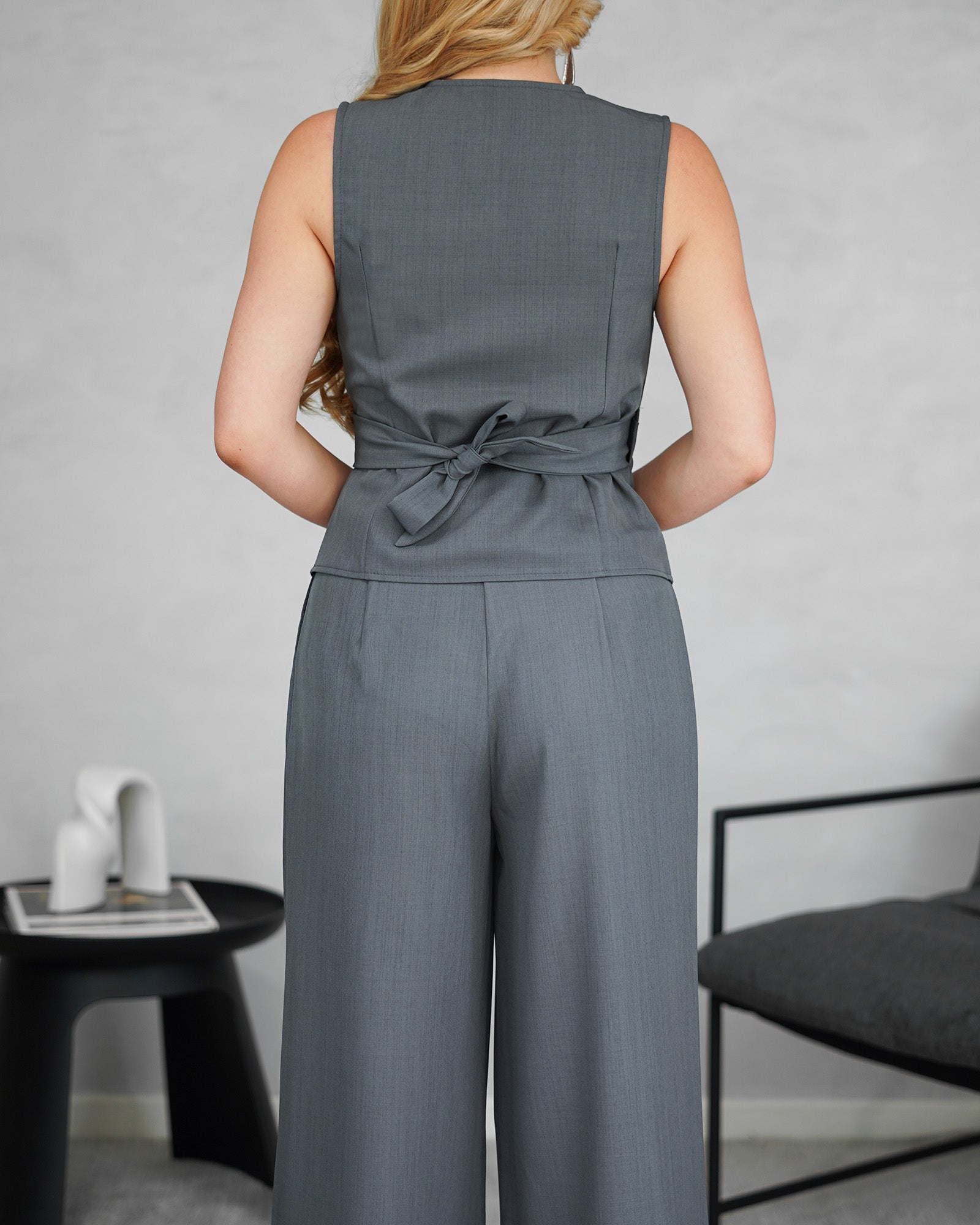 Conjunto de pantalón y chaleco amarrado atrás