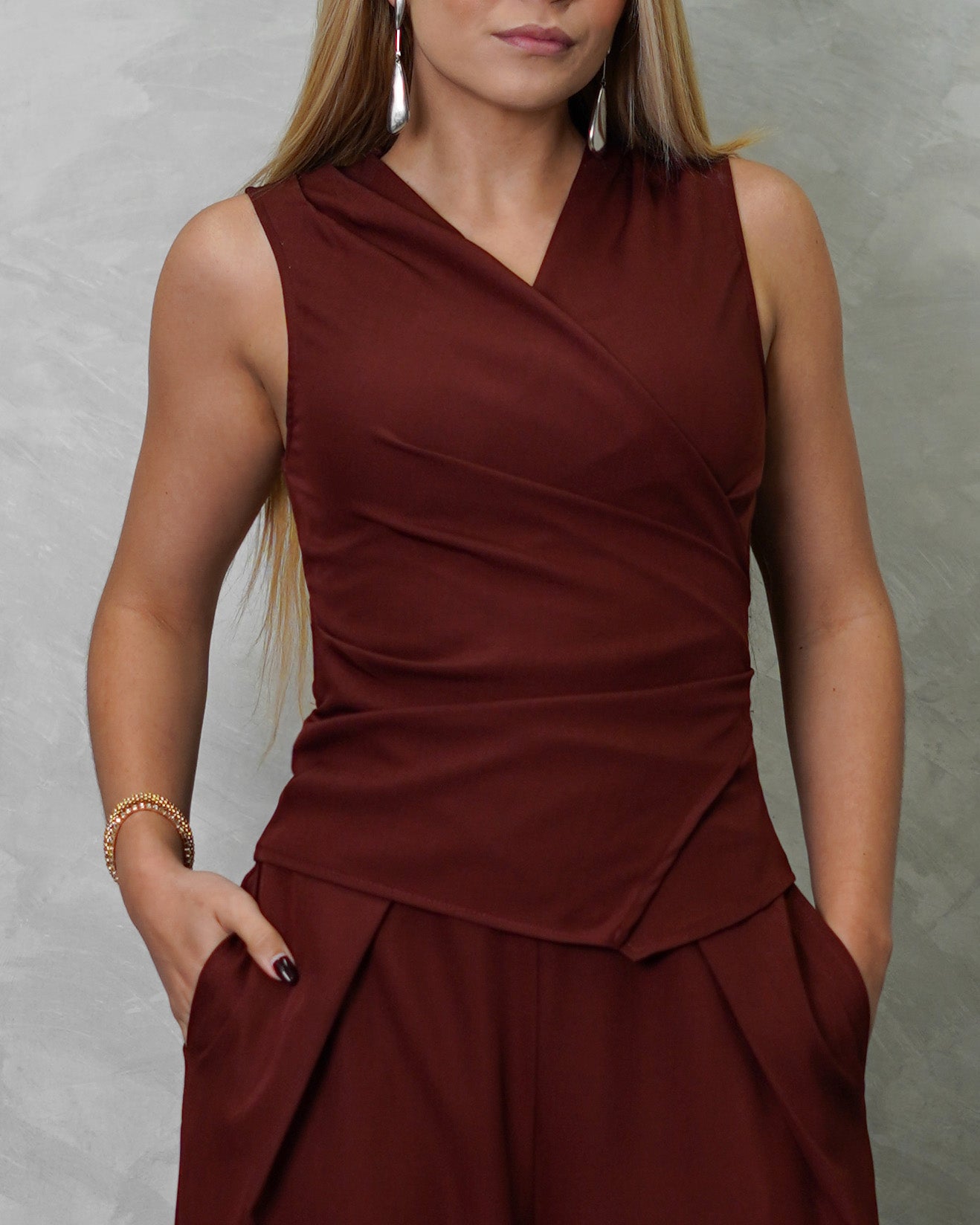 Conjunto de pantalón y chaleco amarrado atrás