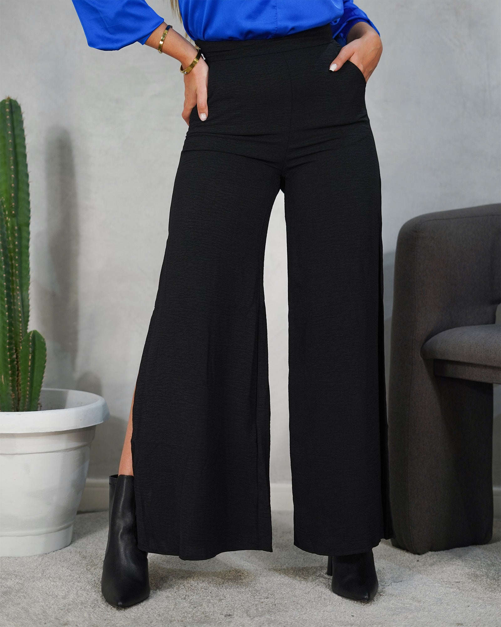 Pantalón ancho con abertura lateral grande