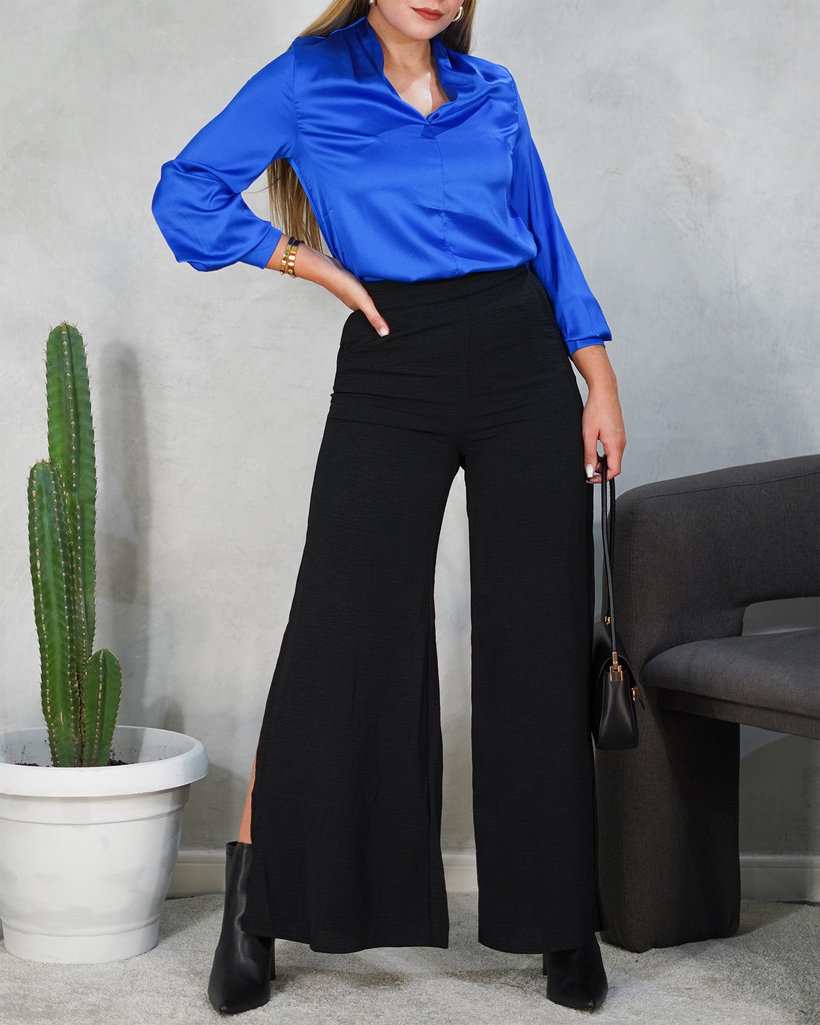 Pantalón ancho con abertura lateral grande