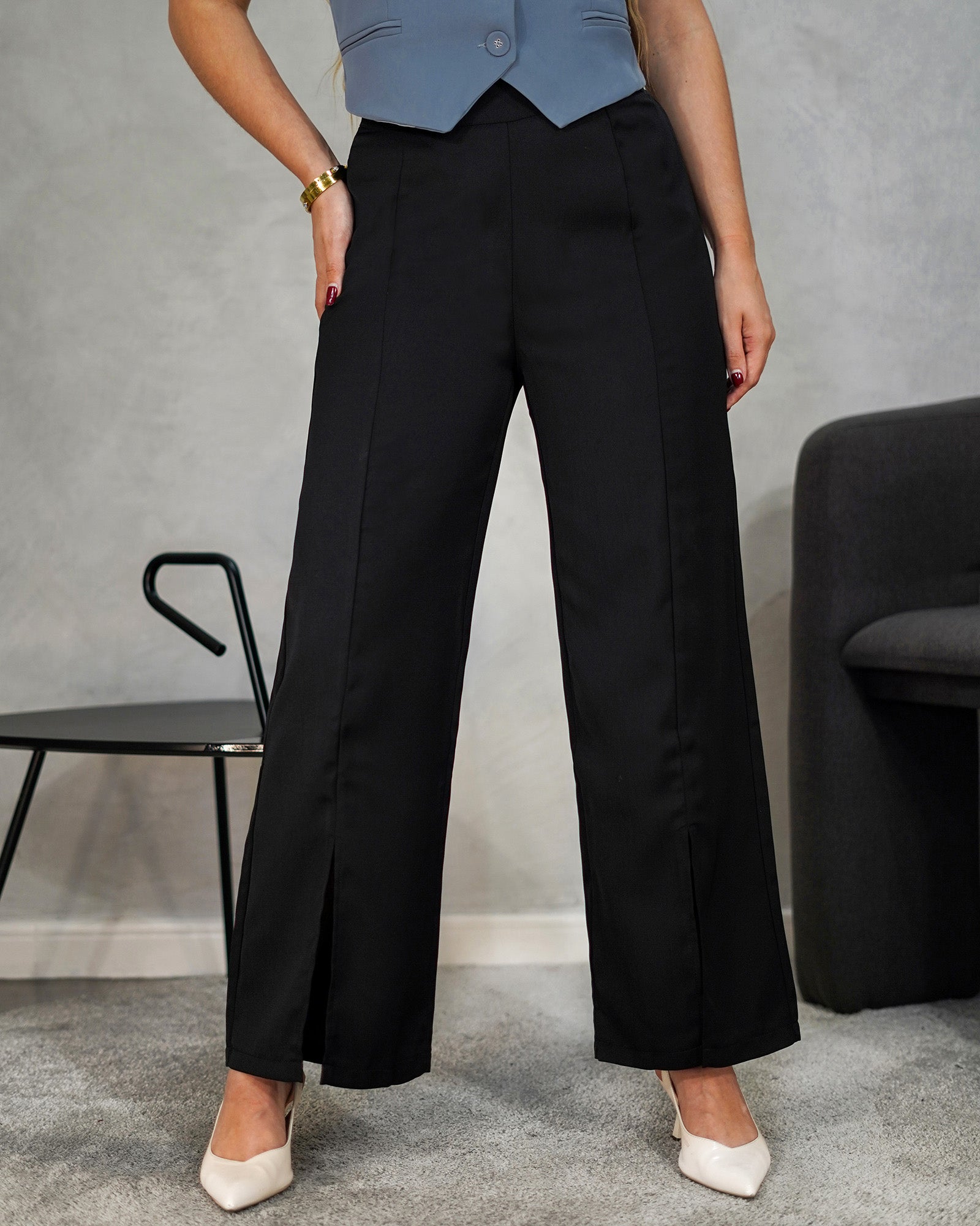 Pantalón con abertura frontal en el tobillo